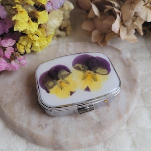 Pilulier rectangle fleurs séchées de Pensée. Pilulier 2 compartiments. Pilulier fleurs séchées. Cadeau maîtresse fin d'année