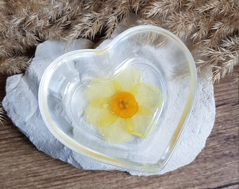 Heart cup in resin and dried Daffodil flower. Dried flower bowl. Empty floral pocket. Mother's Day gift
