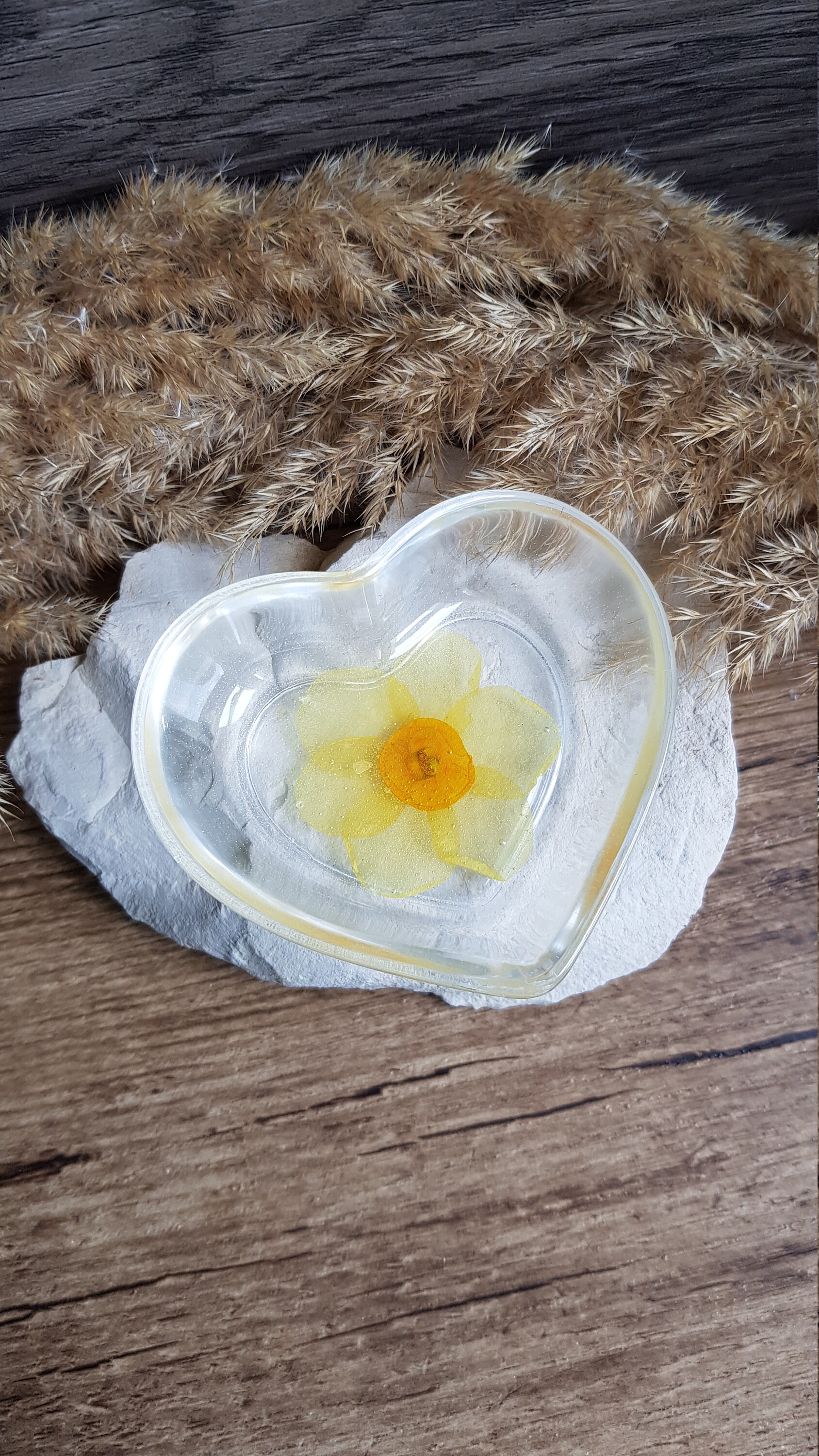 Coupelle Coeur en Résine et Fleur Séchée de Jonquille. Coupelle Fleurs Séchées. Fleurie. Cadeau Fête