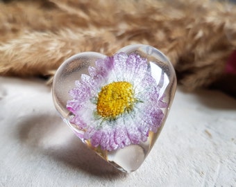 Dried Daisy flower heart pin. Dried flower pins. Dried flower brooch. Resin heart pin. Mother's Day gift