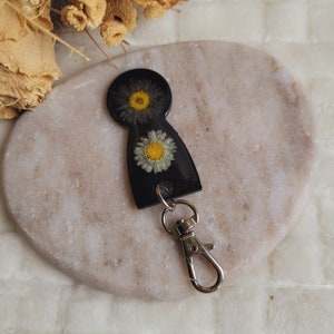 樹脂とドライデイジーの花で作られたショッピングカートのトークン。ショッピングアクセサリー。ショッピングカートトークンキーチェーン。年末の先生への贈り物