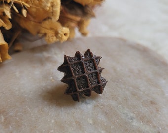 Pin's mini gaufre au chocolat en résine. Broche mini gaufre. Biscuit en résine. Cadeau fête des mères