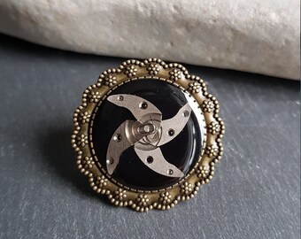 Ronde ring van 3,5 cm, gemaakt van hars en horlogeonderdelen. Steampunk-ring.