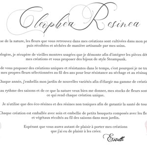 Op de afbeelding: Een tekstgebaseerd beeld met een bloemmotief en de tekst "Olephea Resinca". De tekst beschrijft het proces van de kunstenaar om unieke sieraden te maken met behulp van bloemen en vintage horlogeonderdelen. De kunstenaar gebruikt milieuvriendelijke harsen en werkt met natuurlijke materialen.