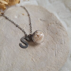 1.2 cm glass and stainless steel sphere necklace with dried baby&#39;s breath flowers - Jewelry with personalized initial, 50 cm stainless steel chain