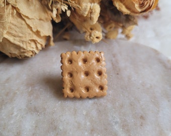 Pin's mini biscuit forme carrée. Broche mini biscuit forme étoile. Biscuit en résine. Cadeau fête des mères