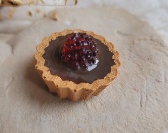 Mini chocolate raspberry tartlet magnet in resin. Gluttony magnet. Mother's Day gift