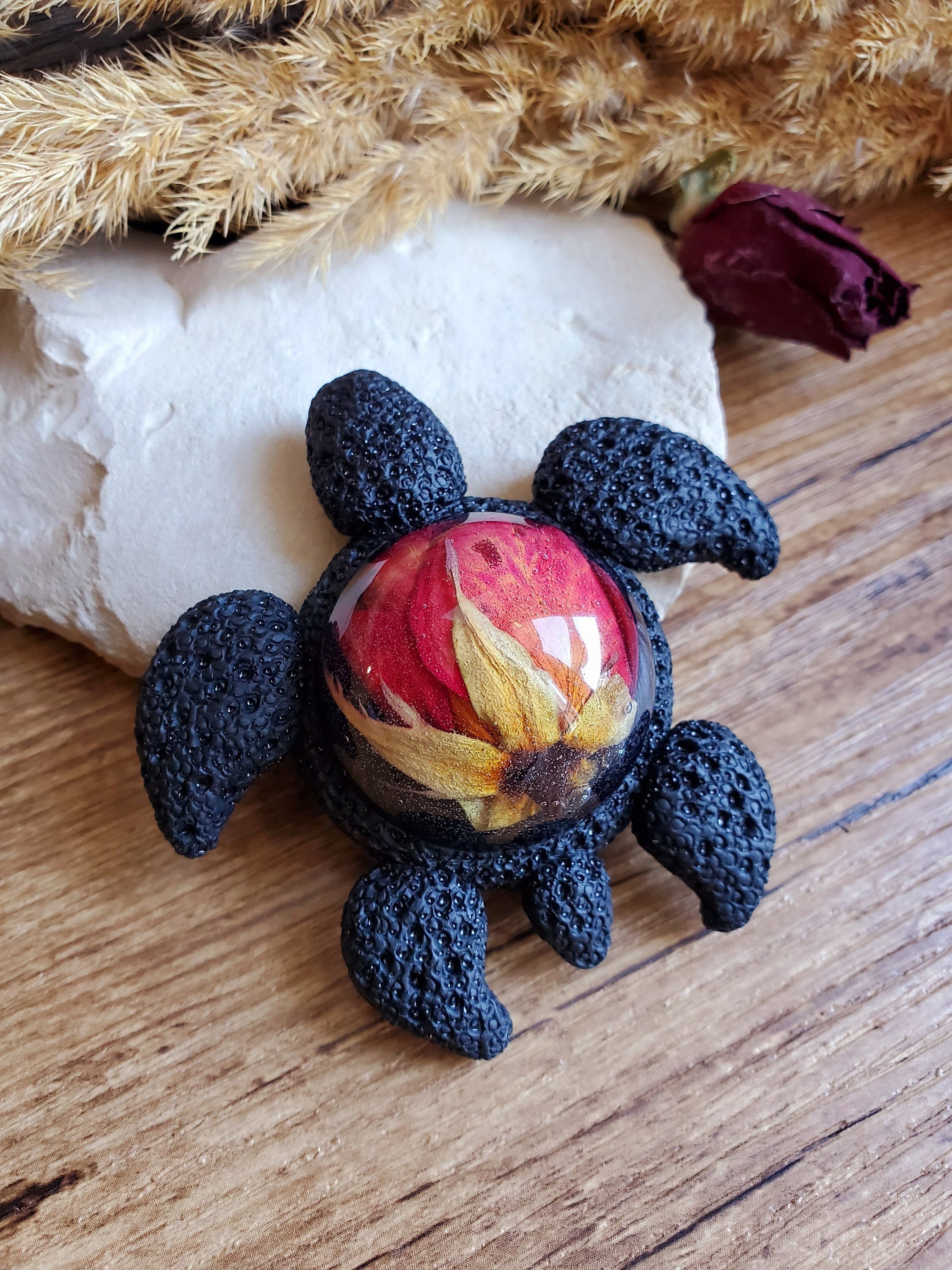 Rosie. Tortue en Résine de 7 cm et Fleur Séchée Bouton Rose. Décoration Fleurs Séchées. Cadeau Fête 