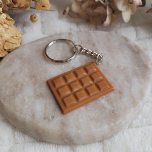Realistic Dulcey chocolate bar keyring in resin – a delicious bag charm, ideal as a gift.