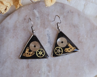 Boucles d'oreilles triangle en résine et pièces détachées de montre. Boucles d'oreilles steampunk. Cadeau fête des mères