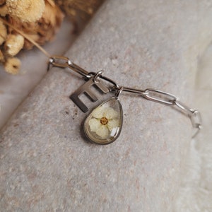 Pulsera personalizable con gota de flor de Espirea seca. Pulsera de acero inoxidable personalizada. Regalo de fin de año para el profesor