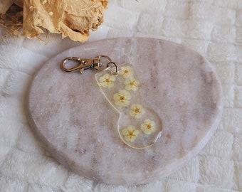 Shopping cart token in resin and dried Spirea flowers. Racing accessories. Shopping cart token key ring. Mother's Day gift