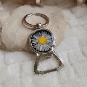 Dried daisy flower bottle opener keychain. Round keychain. Floral keychain. Men&#39;s keychain. Father&#39;s Day gift.