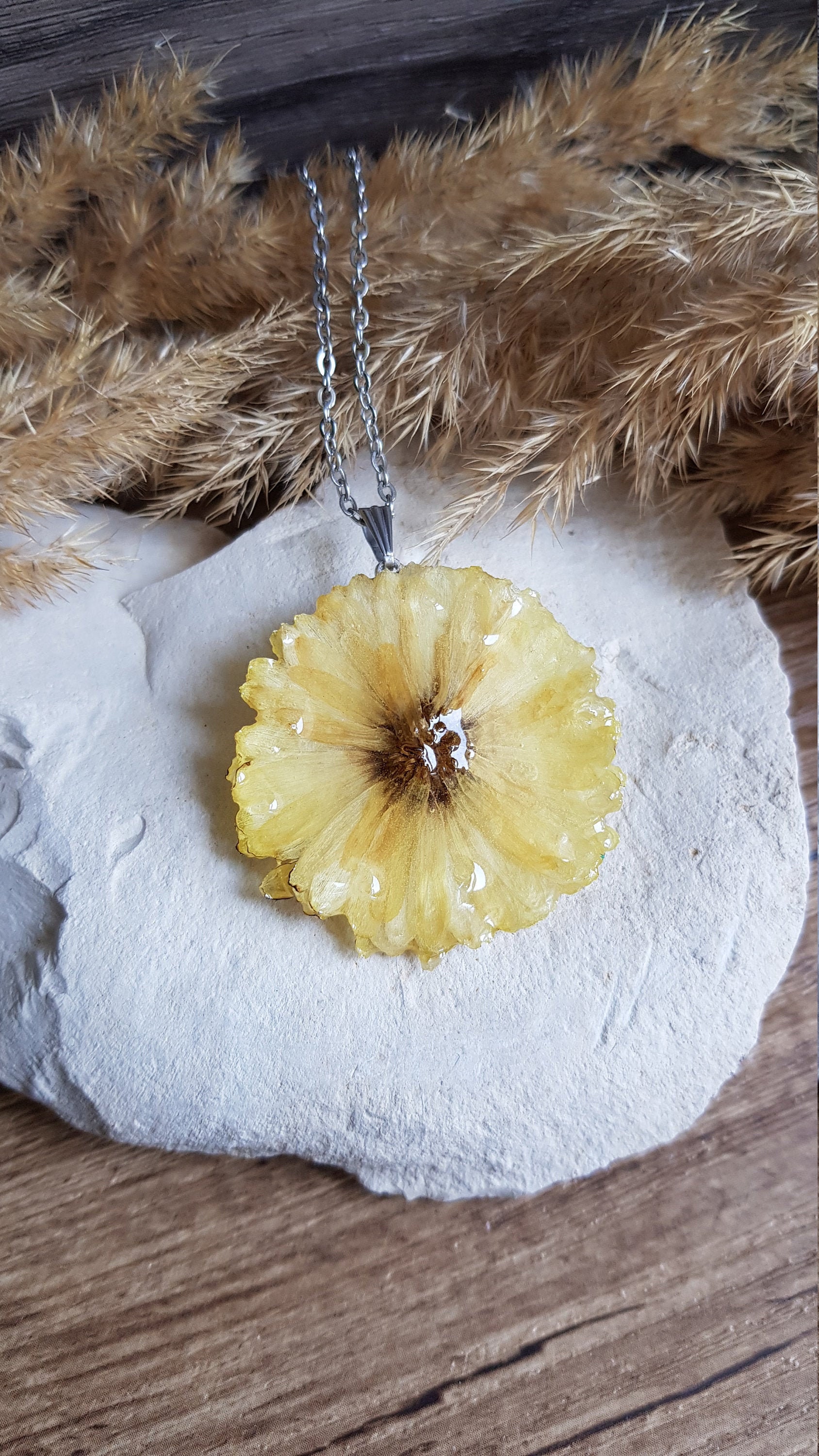 Pendentif Ancien En Verre Avec Fleurs Séchées Gravées - émail Jaune - Bijou Vintage 1788 - Occasion - Sans Marque