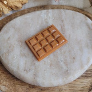 Dulcey mini chocolate bar magnet in resin – a trompe-l'œil treat ideal for decorating the fridge or as a gift.