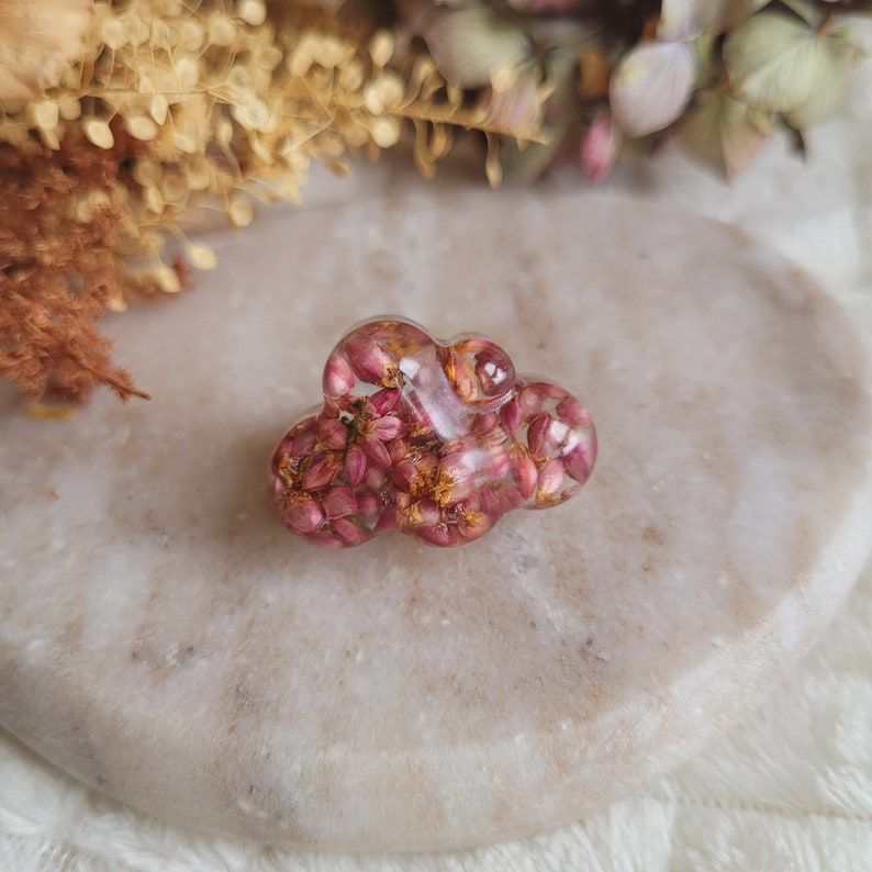 Heather flower cloud pin. Dried flower pins. Dried flower brooch. Flower pin. Resin cloud brooch. Mother's Day gift image 1