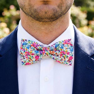 Papillon con stampa Liberty di Emma e Georgina Asterida con piccoli fiori, adatto a uomini, adolescenti, bambini e neonati.
