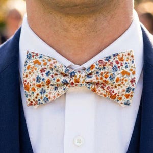 Pajarita pequeña con flores color terracota óxido Liberty Phoebe para hombres, niños y bebés