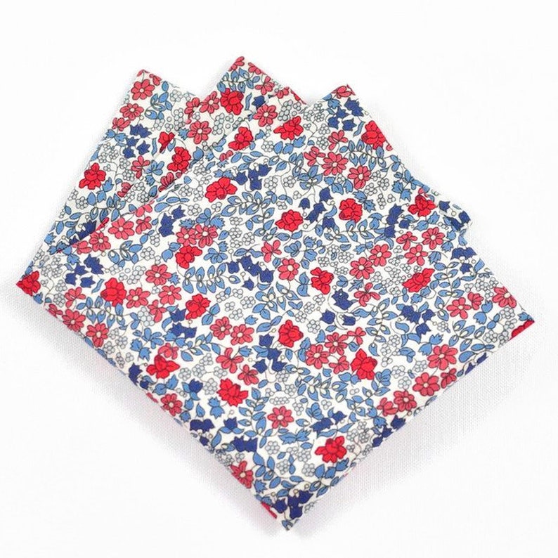 Noeud papillon / Pochette de costume / Boutons de manchette Liberty bleu rouge Emilias Flowers petites fleurs homme enfant bébé Pochette de costume