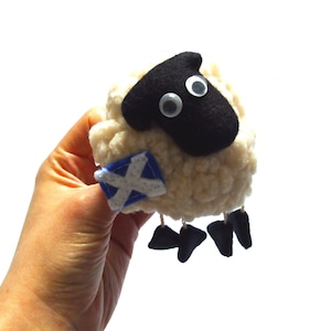 Brosche – „Das schottische Schaf“ – Mouton/Schaf – Stoff