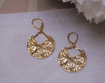Gold earrings dangling hammered disc, Gold earrings with hammered effect, designer gold jewelry