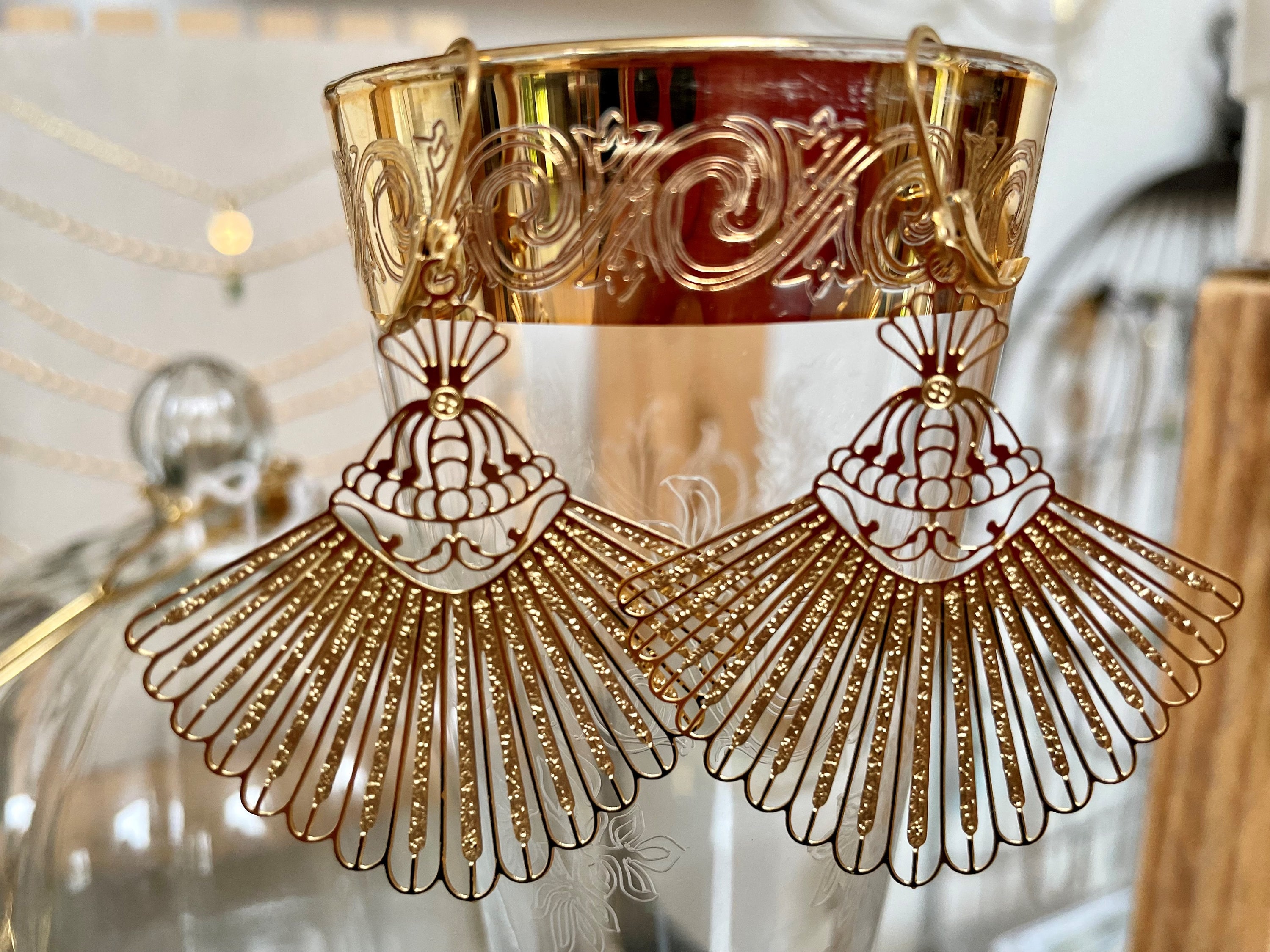 Boucles D'oreilles Clip Art Nouveau Doré - Motif Grue Et Fleur Avec Lapis Bleu, Fabrication Récente