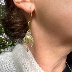 Wedding earrings ribbed leaf white pearls, golden and white Creole earrings, ceremonial jewel image 2