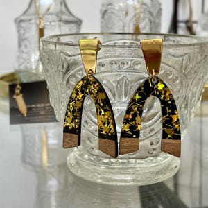 Ohrringe aus Holz und Harz, Glitzerohrringe, leichte Ohrringe