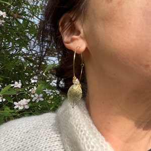 Wedding earrings ribbed leaf white pearls, golden and white Creole earrings, ceremonial jewel image 4