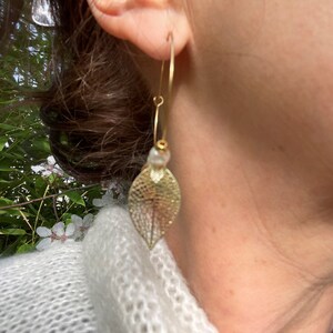 Wedding earrings ribbed leaf white pearls, golden and white Creole earrings, ceremonial jewel image 6