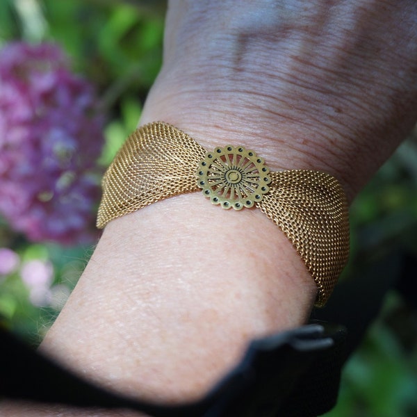 Bracelet manchette noeud couleur or vieilli, bracelet en maille vintage et estampe industrielle, bracelet femme