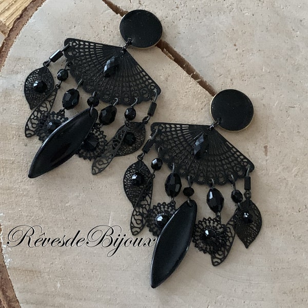 boucles d'oreilles noire percées