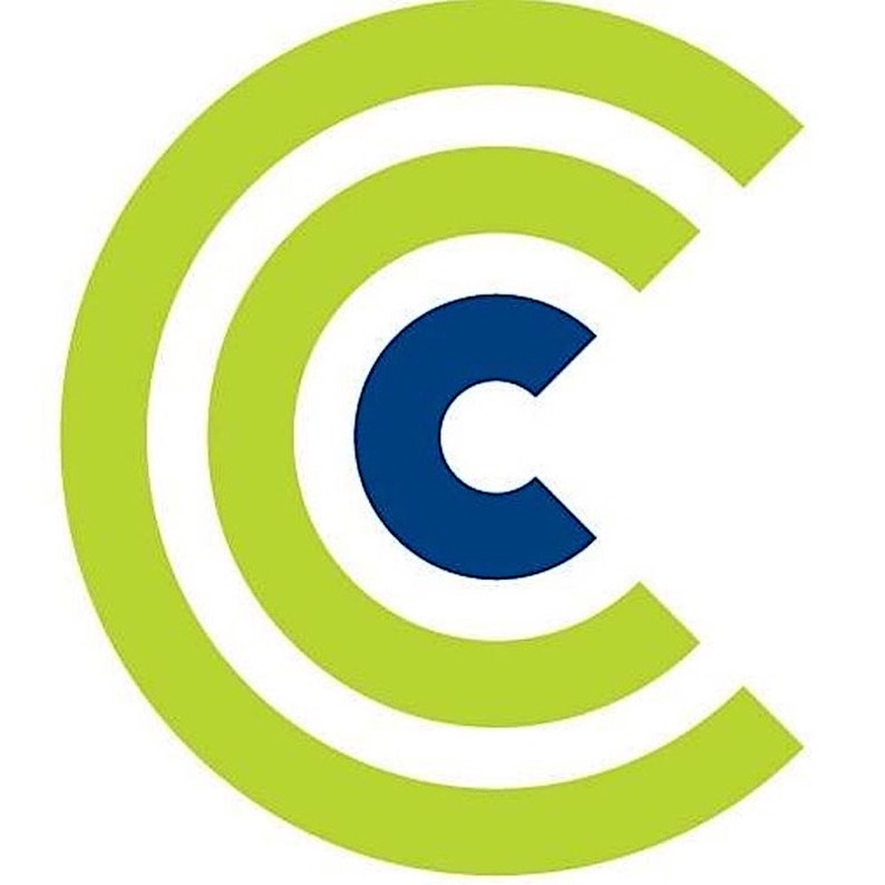 Puede incluir: Un logotipo gr&aacute;fico que presenta una letra C de color azul oscuro s&oacute;lido en el centro, rodeada por dos arcos semicirculares conc&eacute;ntricos de color verde lima que forman la silueta de una C mayor, sobre un fondo blanco liso.
