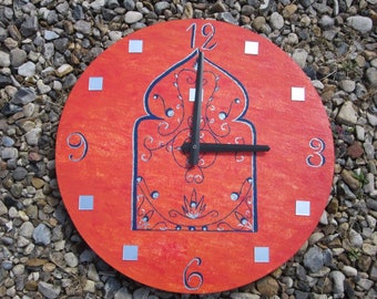 Horloge orientale en bois orange peinte à la main