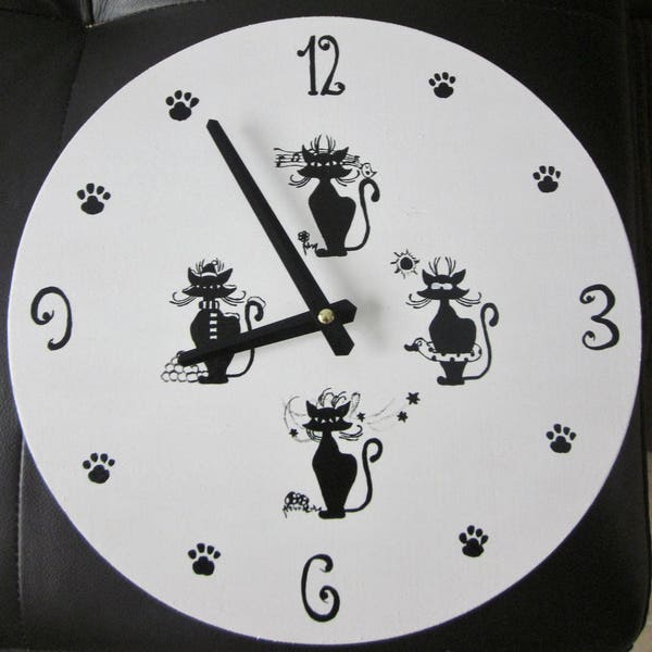 Horloge bois chat noire et blanche peinte à la main