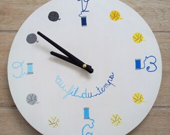 Horloge en bois sur le thème de la couture bleu et jaune