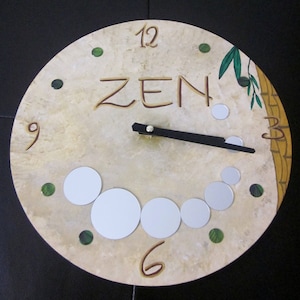 Zen-Uhr aus beigem und braunem Holz Bild 1