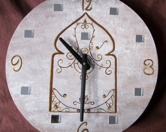 Horloge orientale en bois beige peinte à la main