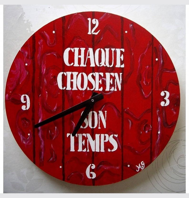 Horloge en bois rouge et blanche personnalisable image 1