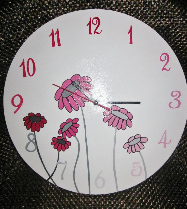 Horloge bois avec fleurs rouges roses et grises image 1