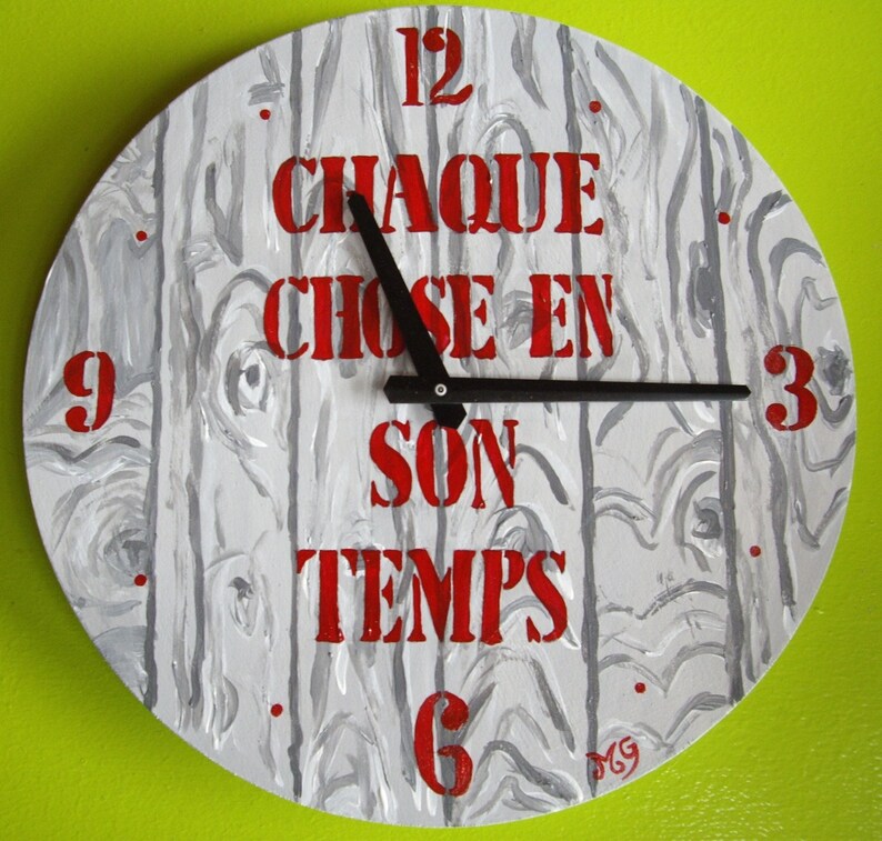 Horloge grise et rouge en bois moderne image 1