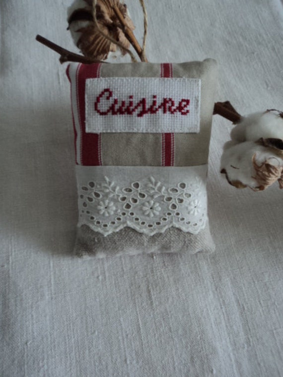 Coussin à Suspendre Brodé Cuisine Lin et Broderie Anglaise