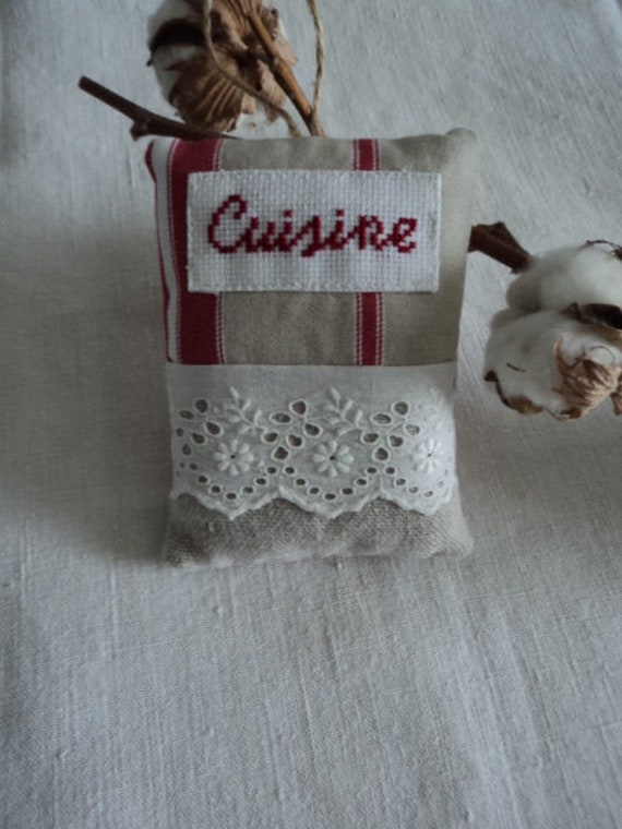 Coussin à Suspendre Brodé Cuisine Lin et Broderie Anglaise