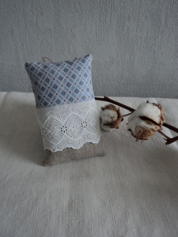 Coussin à Suspendre Lin et Broderie Anglaise - Petit Coussin Bleu Lavande