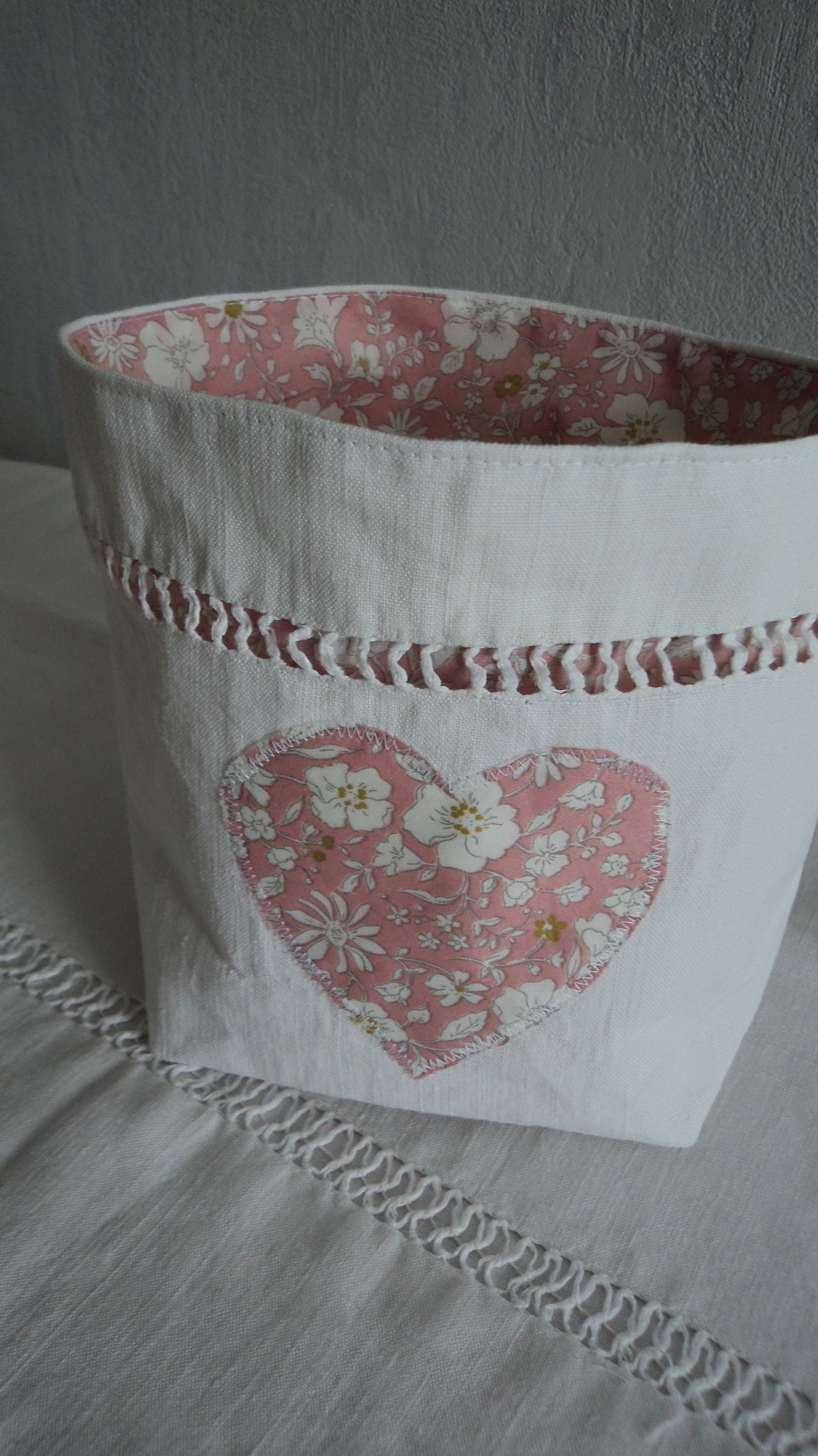Corbeille Réversible Métis Ajouré et Imprimé Rose - Panière, Vide Poche en Tissu Blanc Cœur Motif Ro