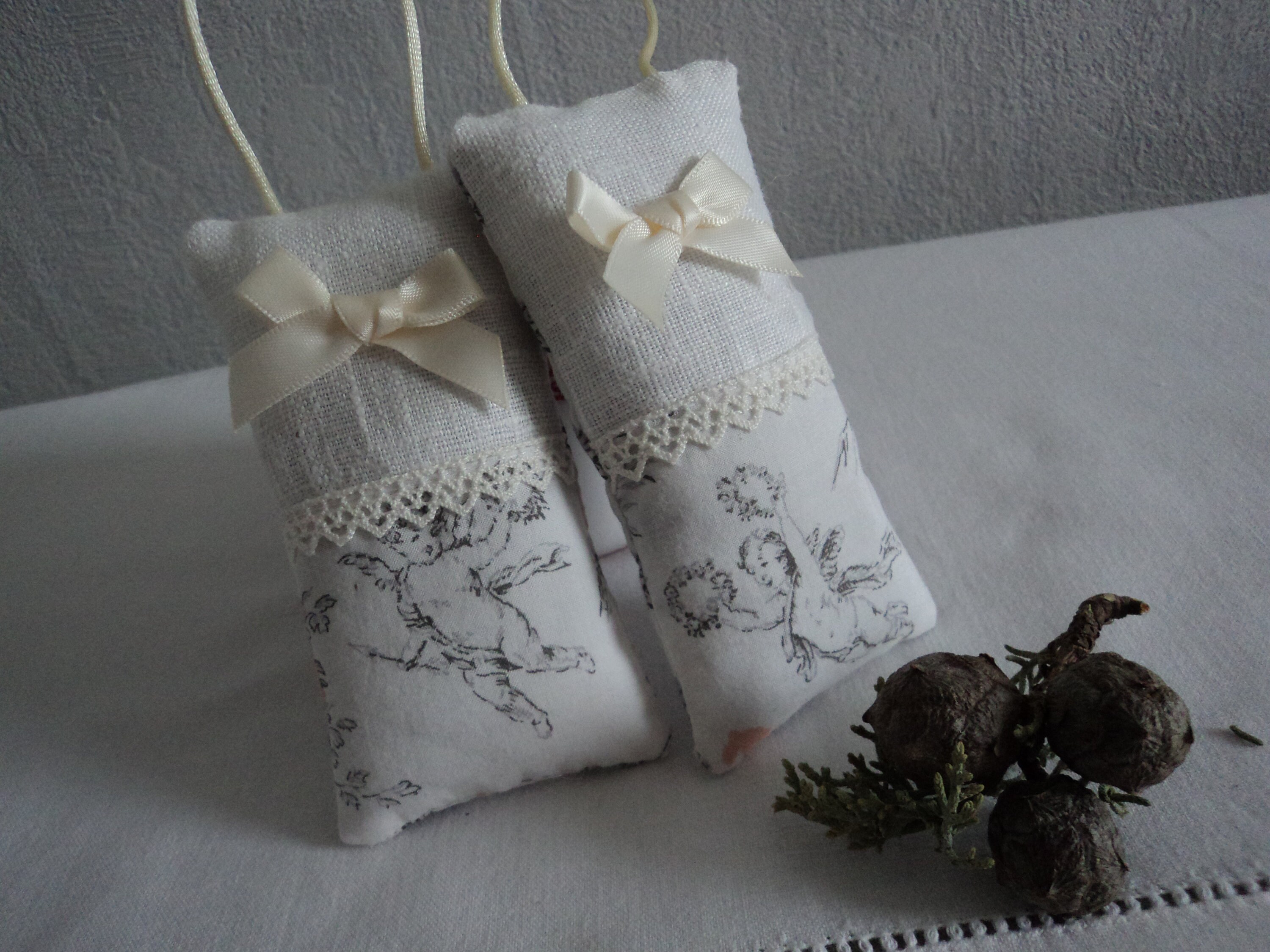 Petit Coussin à Suspendre en Toile de Jouy Grise - Nœud et Dentelle Blanche Idée Cadeau Fait Main