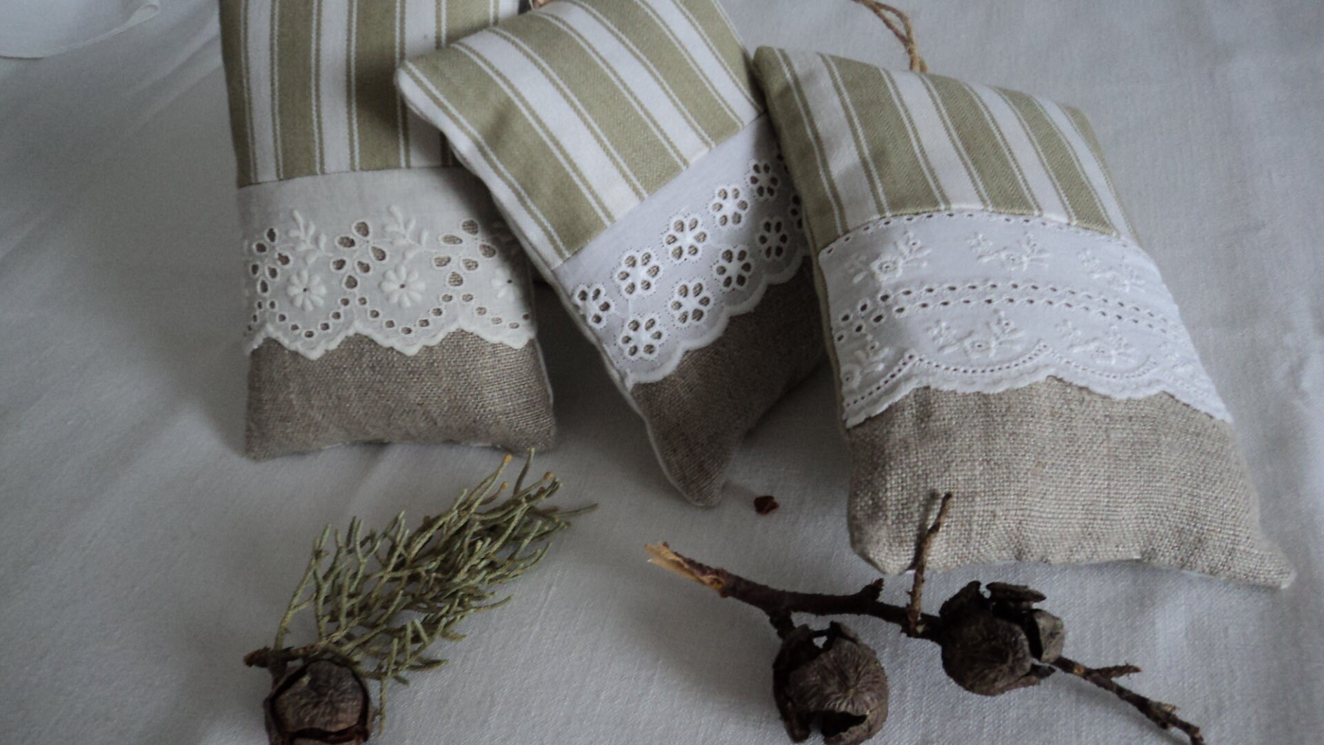 Petits Coussins à Suspendre Au Choix en Lin, Toile Rayée et Broderie Anglaise - Idée Cadeau Fête Des