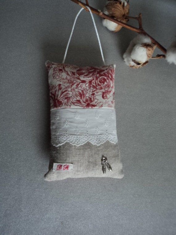 Coussin à Suspendre Lin Naturel Toile de Jouy et Broderie Anglaise - Décoration La Maison Lavande Br