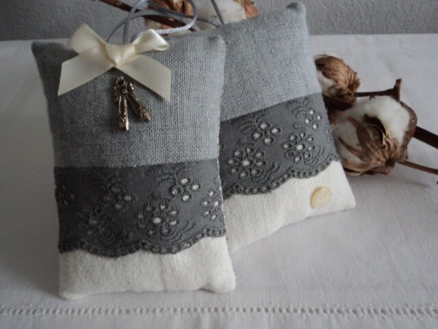 Coussins à Suspendre Au Choix Lin Gris et Blanc, Broderie Anglaise Ballerines