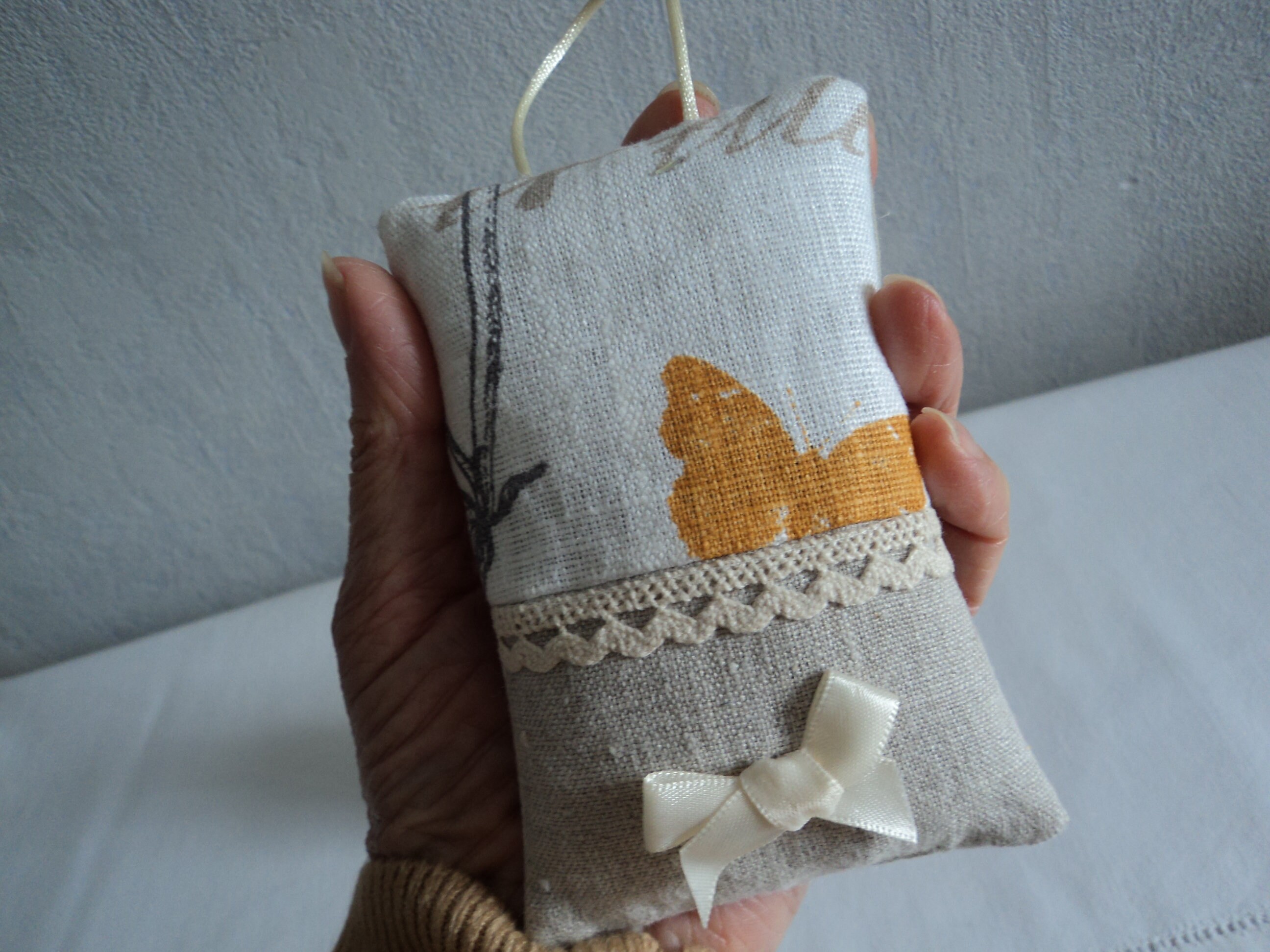 Coussin à Suspendre en Lin Blanc et Naturel - Petit Coussin de Lavande Idée Cadeau Fait Main